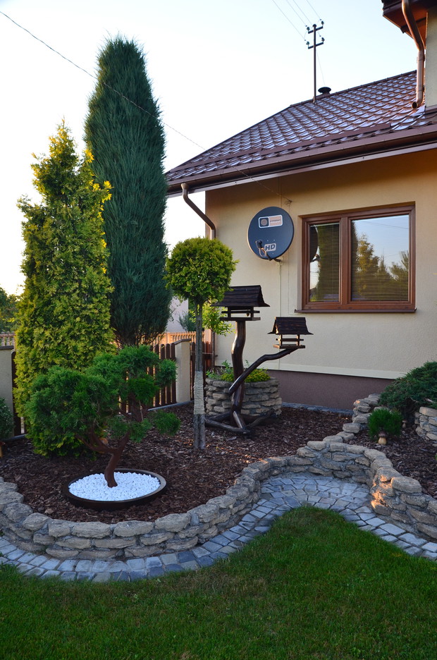 Fragment ogrodu wypełniony korą