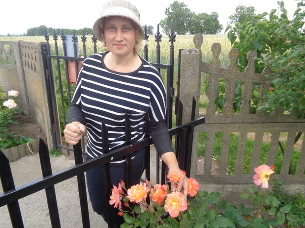 Ja i herbaciana róża pnąca .