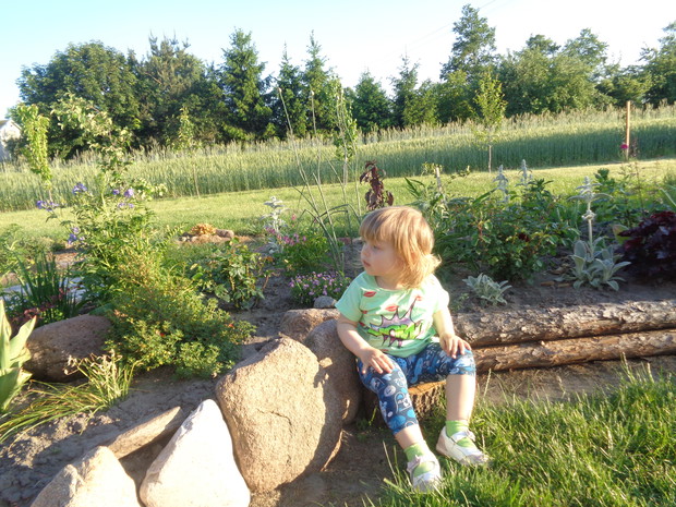 Między bylinami siostrzenica Wiktoria. 