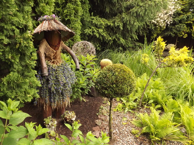 Nierozpoznawalna w spódnicy z żmijowca 