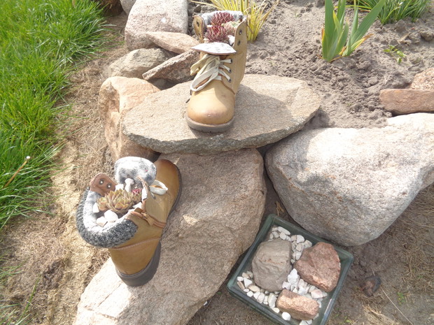 W schodzonych butach.