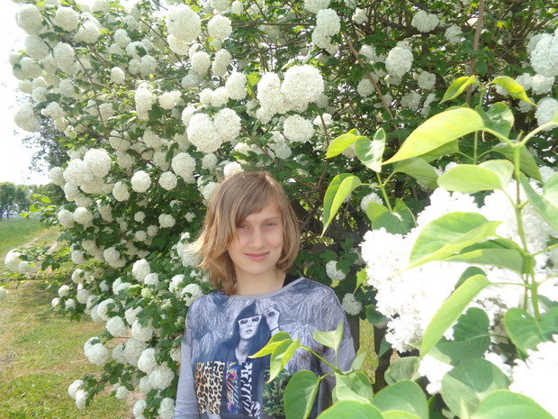 Córka Kasia między białym bzem ,a kaliną .