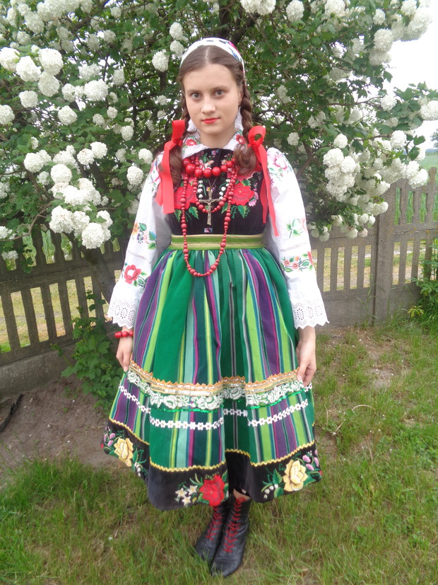 Córka Natalka w tradycyjnym stroju na tle kaliny.