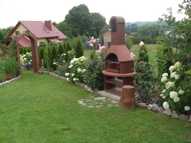 Grill wśród róż i hortensji