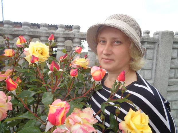 Ja z różą , którą zakupiliśmy jako pierwszą . 