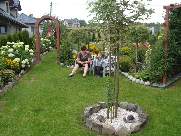 Moja mama z moim synkiem-odpoczywają w ogrodzie