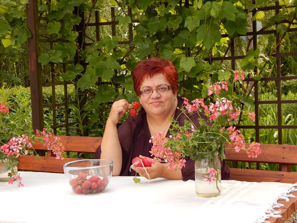 Moje ulubione miejsce wypoczynku.:) Tu ładuję swoje ,,akumulatory" i obserwuję przyrodę. To mój raj na ziemi.:) Jak miło spędzać w ogrodzie czas,to jest potrzebne niejednemu z nas.:) Gdy słońce świeci,czas szybciej leci.A gdy rośliny rozkwitają,dużo radoś