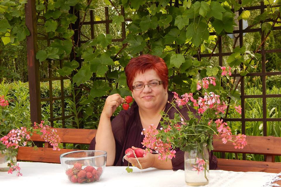 Moje ulubione miejsce wypoczynku.:) Tu ładuję swoje ,,akumulatory" i obserwuję przyrodę. To mój raj na ziemi.:) Jak miło spędzać w ogrodzie czas,to jest potrzebne niejednemu z nas.:) Gdy słońce świeci,czas szybciej leci.A gdy rośliny rozkwitają,dużo radoś