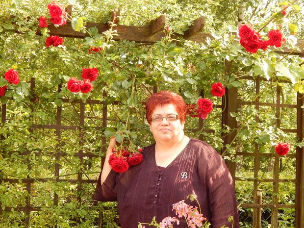 Ogrodowe róże znane są od lat, z nimi przecież zawsze  piękniejszy jest świat.:) Cudownej woni im nie brakuje,a każda swoje piękno nam pokazuje.Czaruje swym wdziękiem przez długi czas, dlatego tak podziwia ją niejedno z nas.Panie je dostają,panowie wręcza