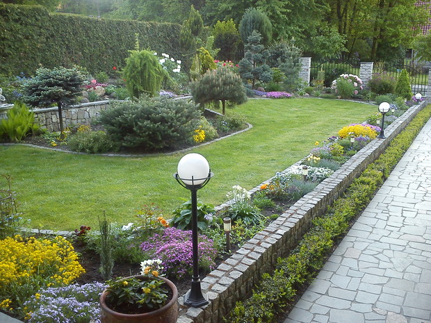 przed ogródek ścieżka w kierunku domu 