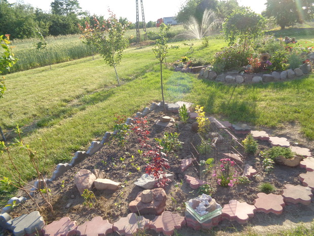 Rośliny na rabatach są tak dobrane by cieszyły cały rok. 