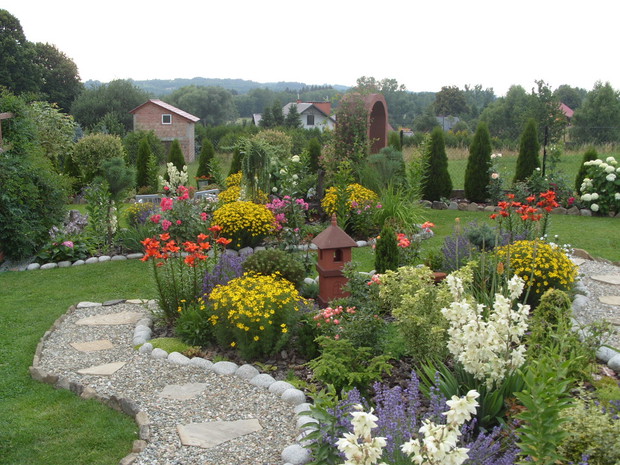 Ścieżka wśród kwiatów