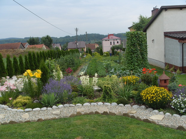 W dali widać ogród warzywny