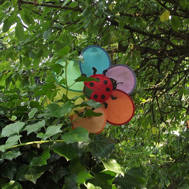 W pnączach kryje się kolorowy wiatrak.