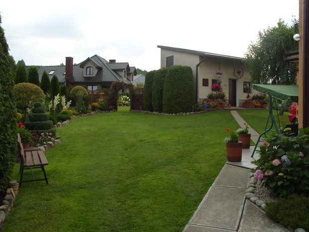 Widok od bramy wjazdowej