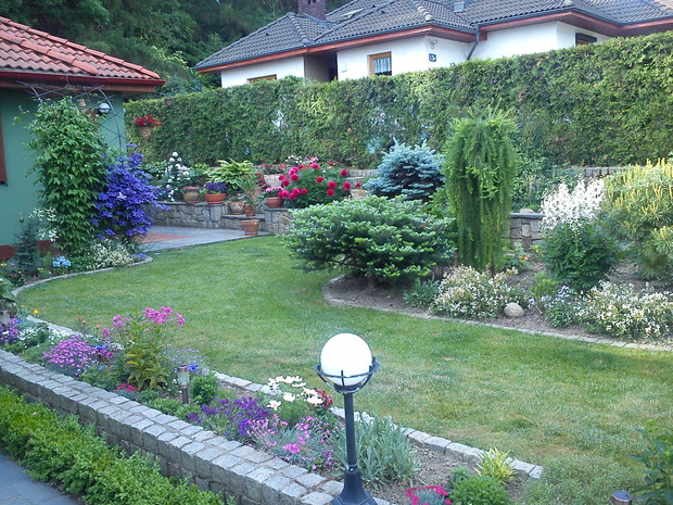 widok ze ścieżki do domu w głębi taras