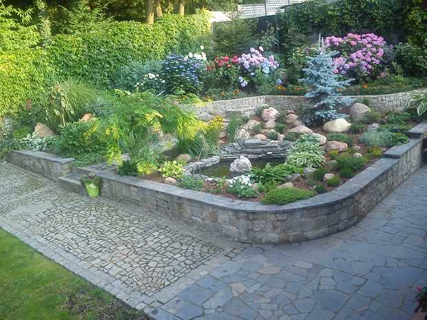 za tarasem z tylu ogrodu i ścieżka prowadząca w kierunku wejścia do lasu