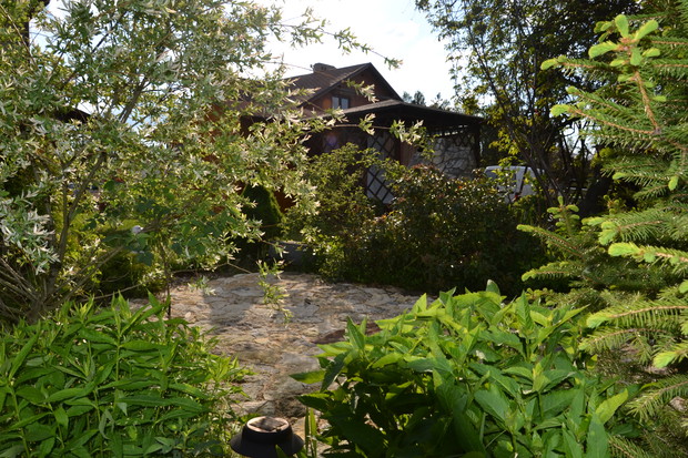 Zakątek z placykiem kamiennym