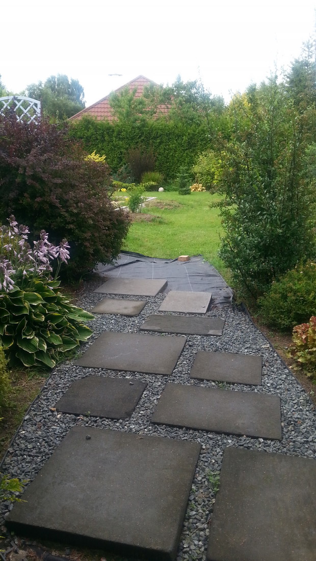 Płyty chodnikowe wykonane własnoręcznie z barwionego betonu.