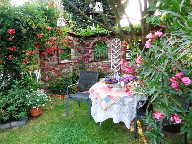 Uwielbian to miejsce - można posiedzieć, poczytac czasopisma "Mój piekny ogród",
posłuchać ptaków...