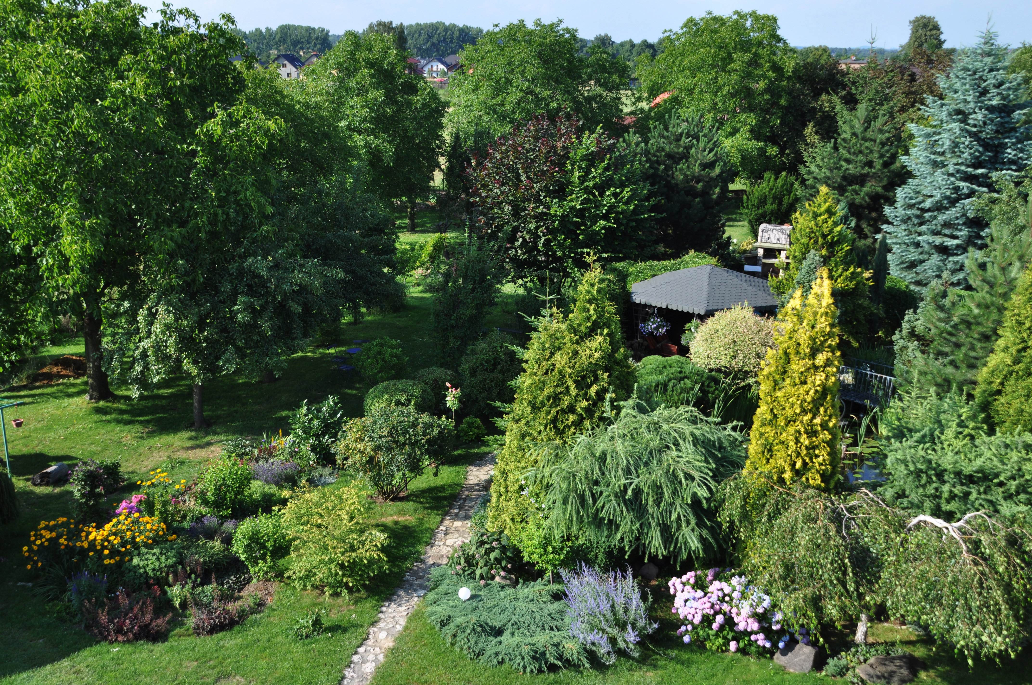 Widok na ogród z lotu ptaka.
