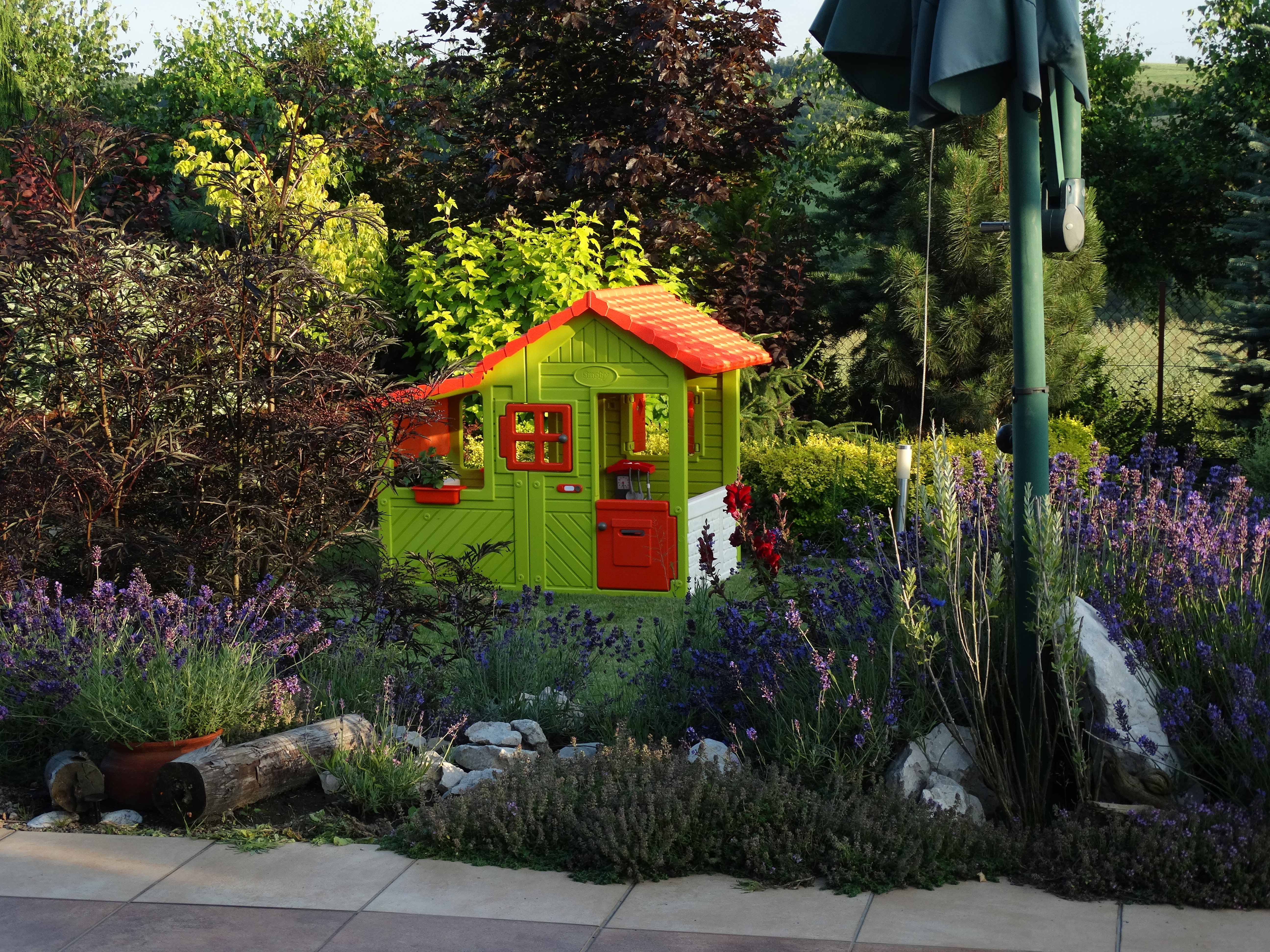 Bliskie usytuowanie lawend przy tarasie uprzyjemnia wieczorne biesiadowanie. W oddali domek córeczki.