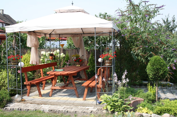 Czas na relaks z rodziną i przyjaciółmi. Stół i ławki wykonałam wspólnie z mężem.