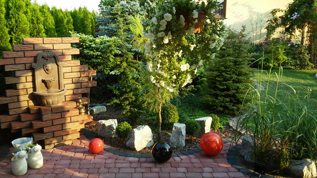 fontanna z ozdobnymi kulami oraz trawą ozdobną