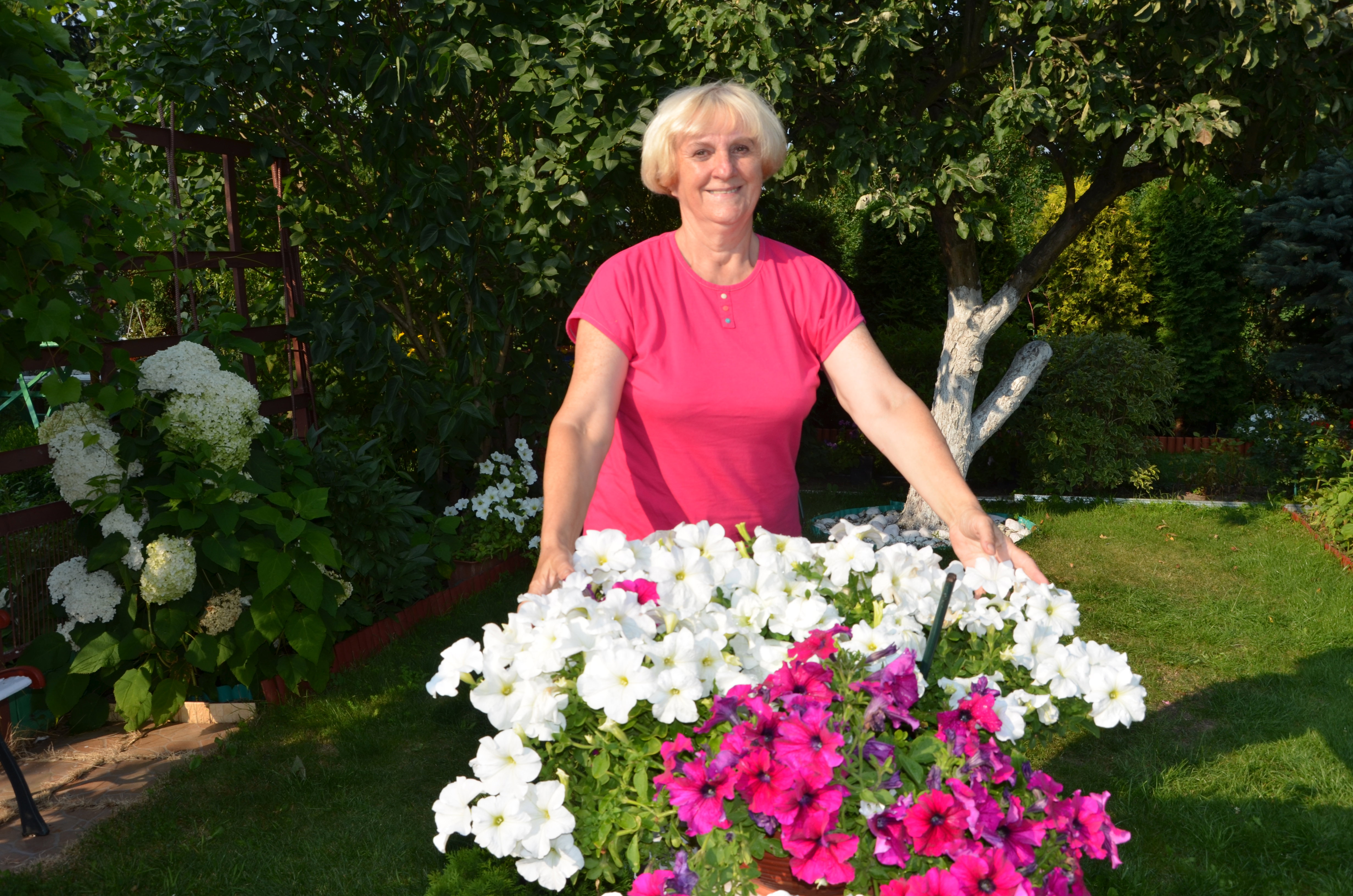 Ja z moimi ulubionymi petuniami, które kwitną od wiosny do jesieni.