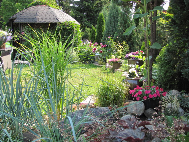 Kamienne gary służą jako donice.