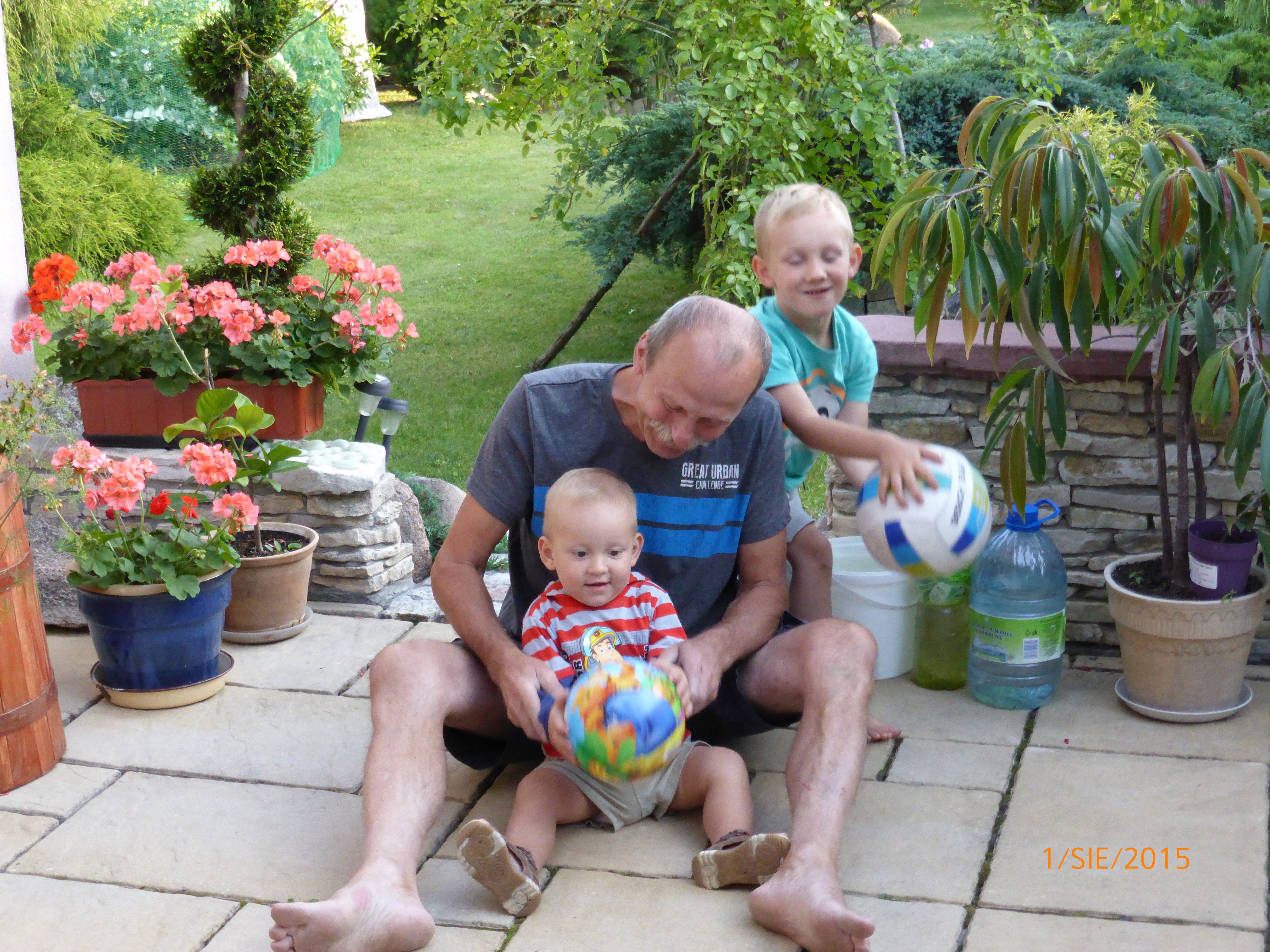 Kochane Dziadkowe Urwisy :)

 Marcelek i Piotruś podczas zabawy z dziadkiem Jankiem na tarasie.