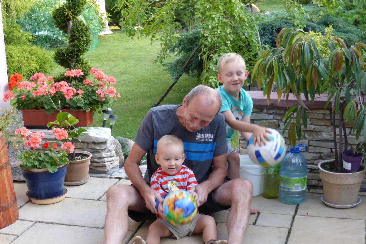 Kochane Dziadkowe Urwisy :)
Marcelek i Piotruś podczas zabawy z dziadkiem Jankiem na tarasie.