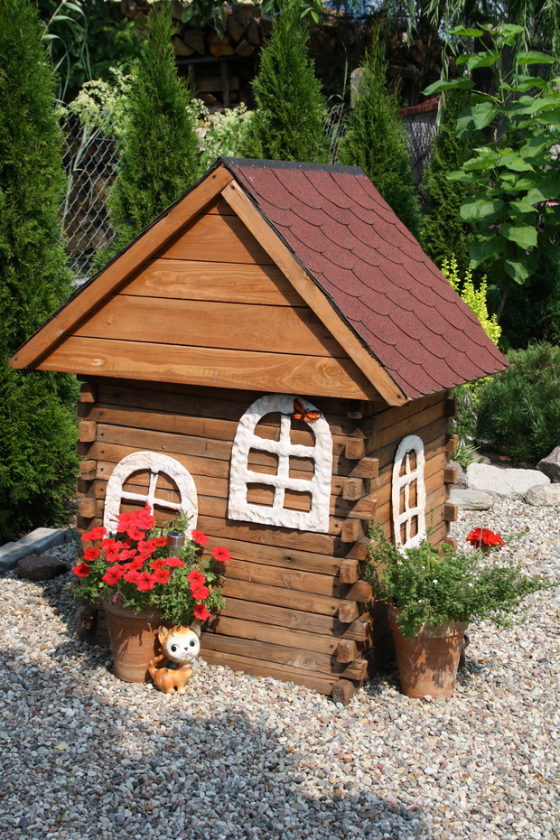 Mały domek to jest wędzarnia. Zdejmujemy dach i możemy uwędzić pyszna kiełbaskę. Okna wykonałam samodzielnie w pracowni ceramicznej.