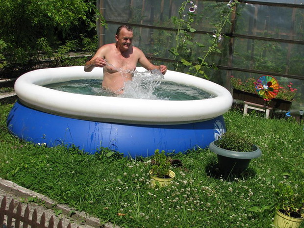 Mąż po pracy w ogródku musi się zrelaksować :D