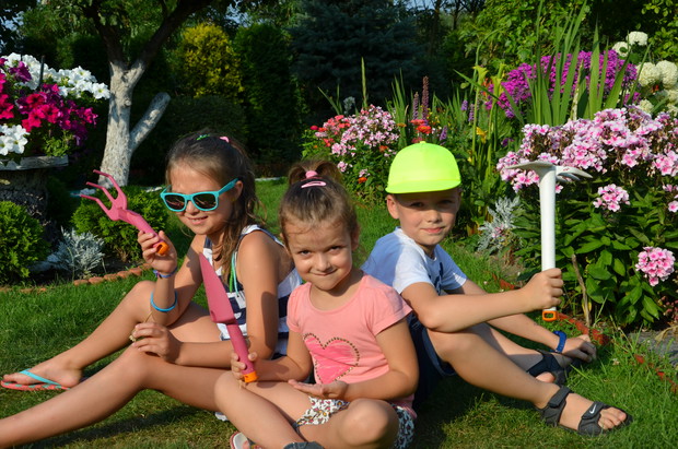 Moje wnuki w gotowości do pomocy w ogrodzie
