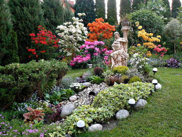 Nimfa z dzbanem na tle pięknie kwitnących azalii wprowadza w romantyczny nastrój.