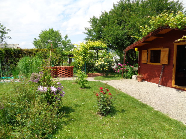 Oczko wodne, obudowa studni z grillem i pergola na wypoczynek.