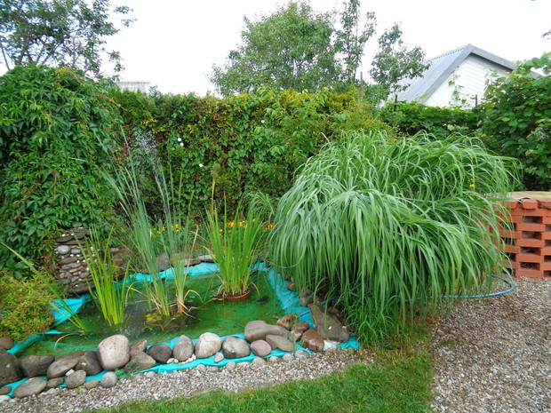 Oczko wodne z własnoręcznie wykonaną kaskadą.