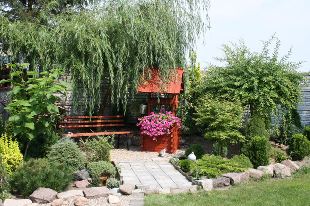 Odpoczynek na ławeczce obok urokliwej studni.