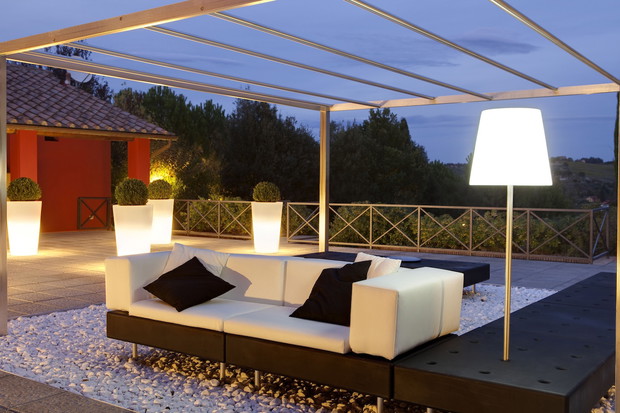 Oświetlenie domowe na tarasie? Efekt powala! Źródło: www.terraform