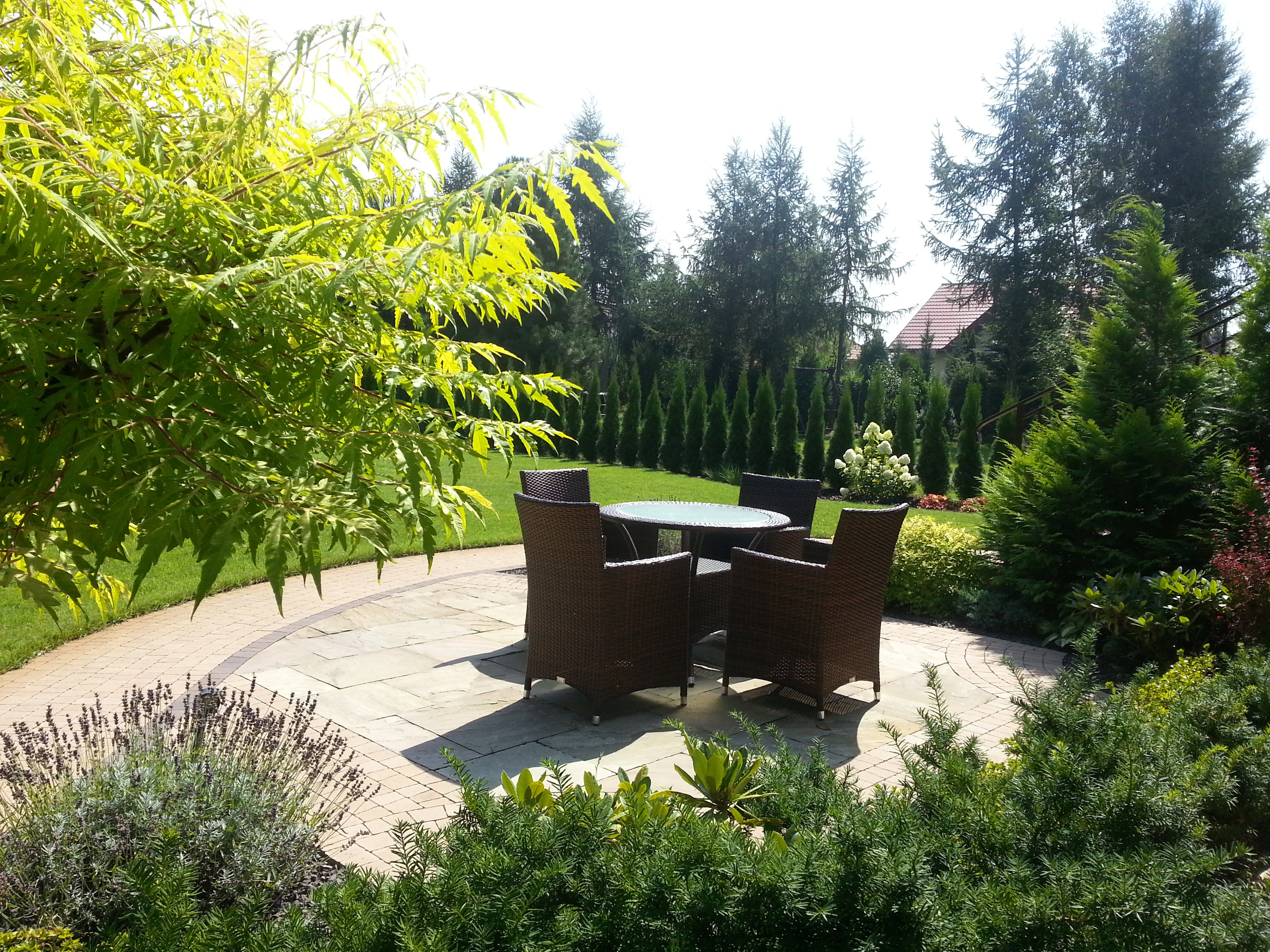 Patio z kamiennych płyt oraz sumak 'tiger eyes' sprawiają, że miejsce jest bardzo klimatyczne. 
