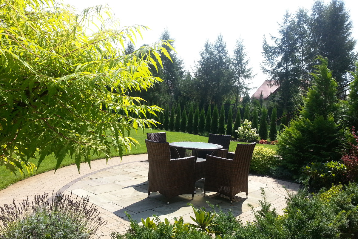 Patio z kamiennych płyt oraz sumak 'tiger eyes' sprawiają, że miejsce jest bardzo klimatyczne.