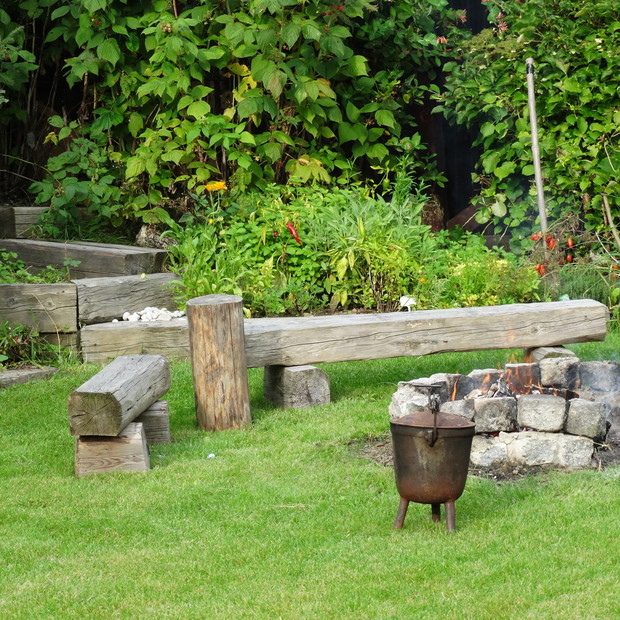 Pieczonki przy aromatycznym zielniku. Hoduję w nim oregano, pietruszkę, paprykę, tymianek, szałwię, szczypiorek, miętę, melisę. Sama się dziwię, że w tak niewielkim miejscu aż tyle się zmieści.