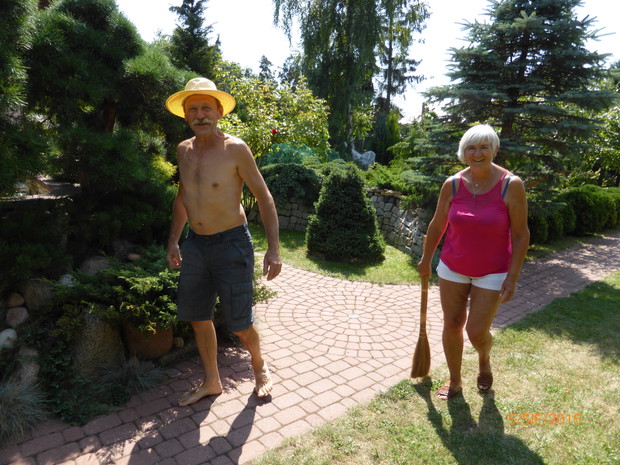 Porządek musi być! Tak przynajmniej twierdzi Babcia Marysia.

Babcia skrupulatnie dba o porządek w ogrodzie, wybiera suche kwiaty i liście, zamiata chodniczek oraz grabi trawę. A przy tym szczerze się śmieje.