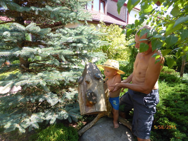 Próbując okiełznać Groźnego Smoka ze Zdrojowej :)

Dziadek zbudował tego strasznego Smoka chyba żeby wnuczki mogły stawiać mu czoła i uczyć się pokonywać życiowe przeszkody.