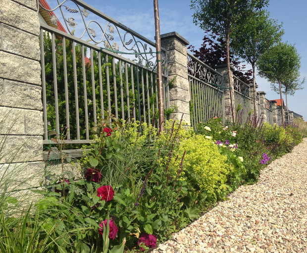 Przed płotem powstała rabata w stylu angielskim