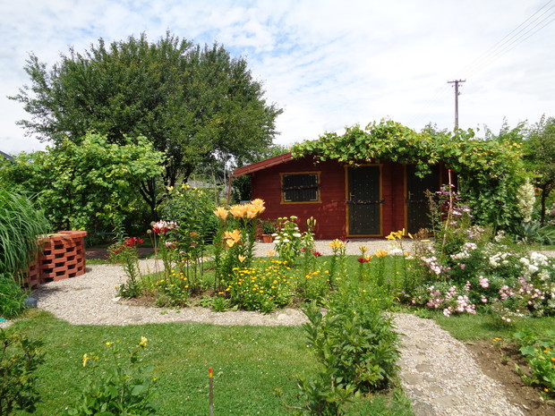 Ścieżka wykonana z płaskich kamieni rzecznych.