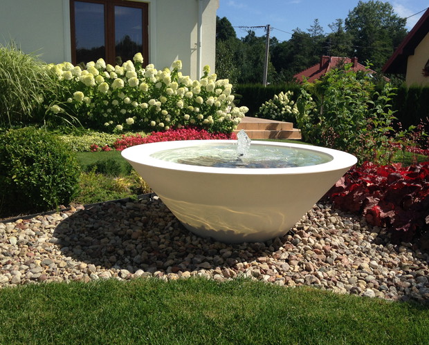 Siedząc pod pergolą