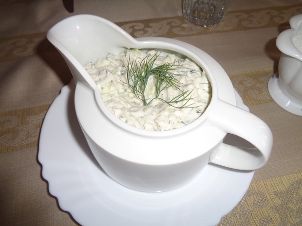 Sos czosnkowy z dodatkiem ogórków. 