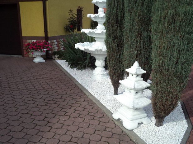 W białej tonacji(donica ozdobna, fontanna, pagoda japońska;a za podłoże posłużył otoczak "White Angel"